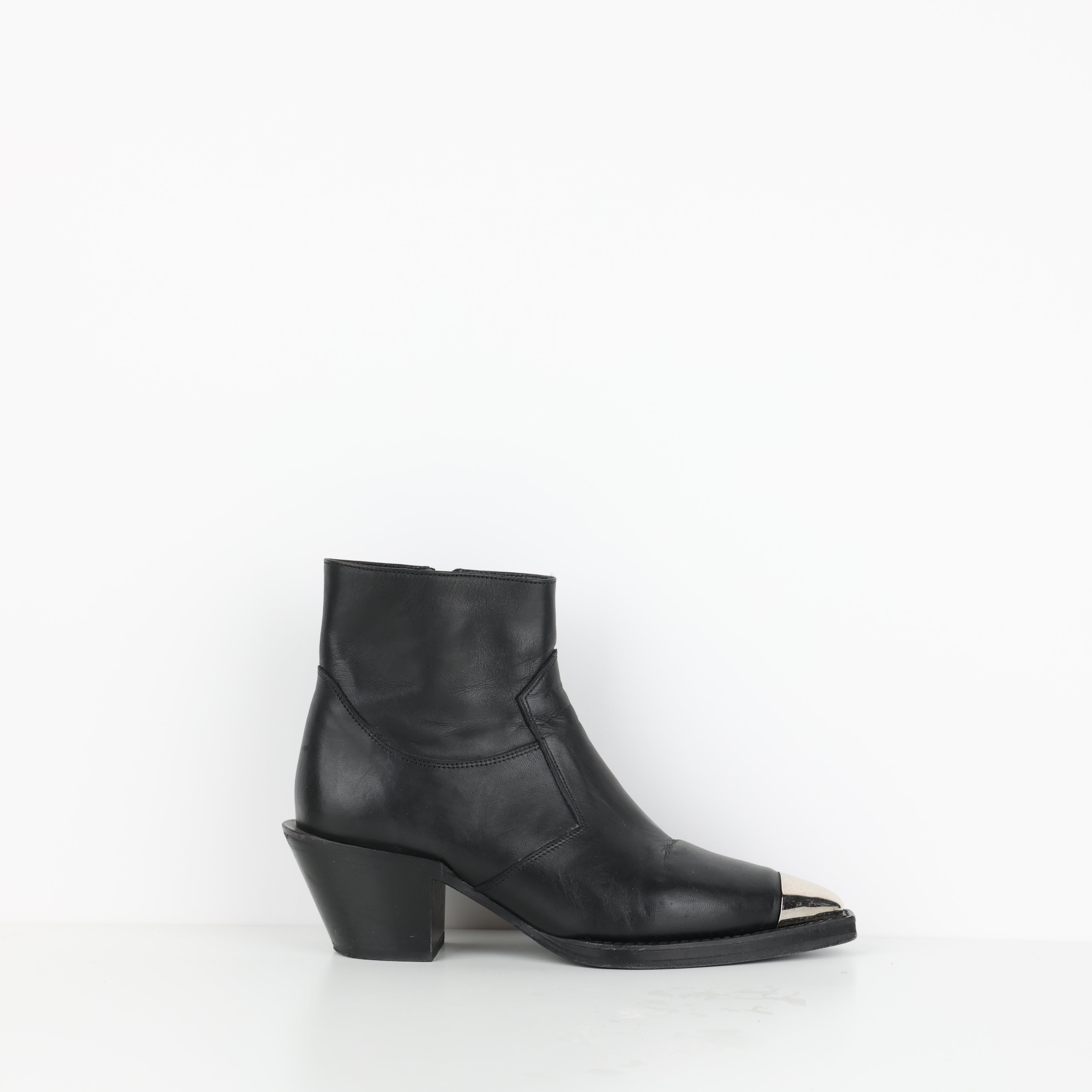 Boots , Shoe Size 38